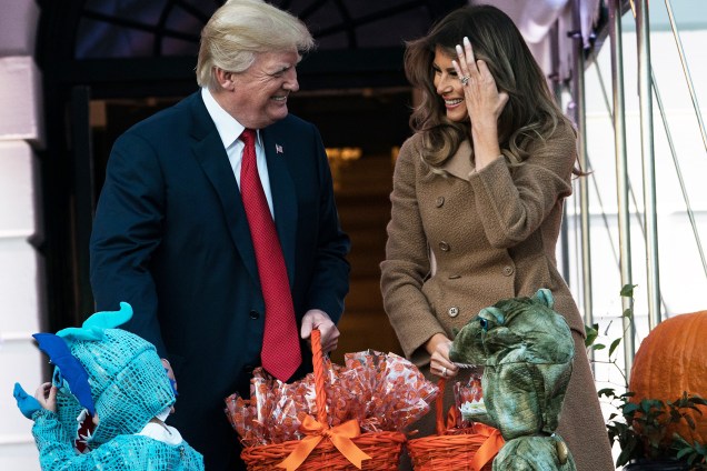 O presidente dos Estados Unidos, Donald Trump, e a primeira-dama, Melania Trump, entregam doces para crianças durante evento de Halloween na Casa Branca - 30/10/2017
