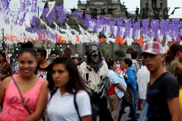 Homem usa fantasia para comemorar o Halloween, na Praça da Constituição, localizada no México - 30/10/2017