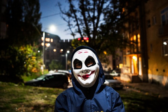 Garoto com máscara posa para foto durante as celebrações do Halloween em Pristina, na Rússia - 31/10/2017