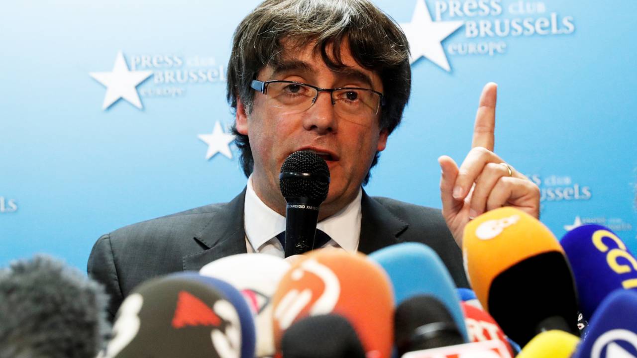 O presidente destituído da Catalunha, Carles Puigdemont, concede entrevista em um centro de conferências de Bruxelas, capital da Bélgica - 31/10/2017