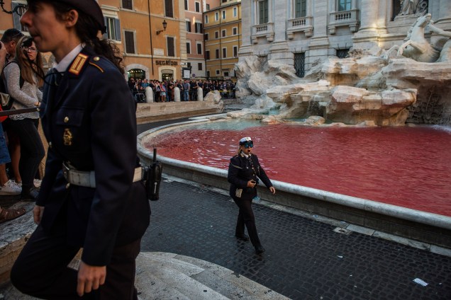 O artista Graziano Cecchini tingiu de vermelho a água da Fontana de Trevi em protesto contra a corrupção e a sujeira em Roma, na Itália - 26/10/2017