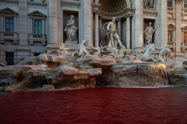 O artista Graziano Cecchini tingiu de vermelho a água da Fontana de Trevi em protesto contra a corrupção e a sujeira em Roma, na Itália - 26/10/2017