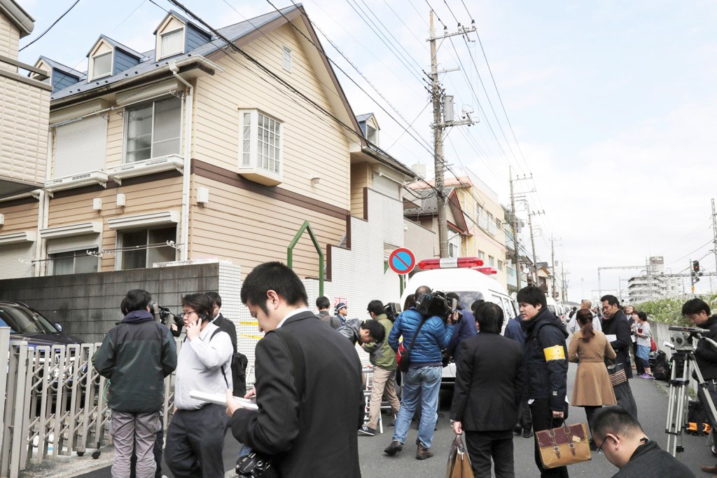 Jornalistas são vistos em frente a um apartamento onde foram encontrados nove corpos, em Zama, no Japão - 31/10/2017
