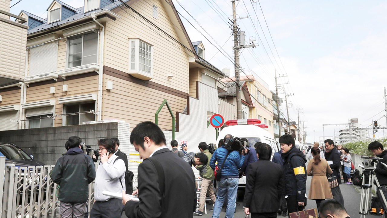 Jornalistas são vistos em frente a um apartamento onde foram encontrados nove corpos, em Zama, no Japão - 31/10/2017