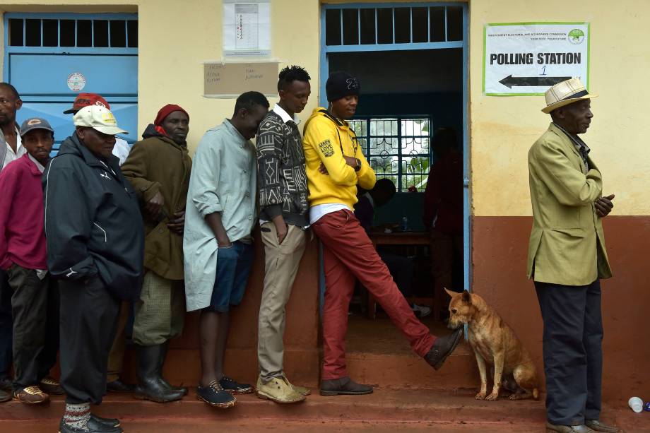 Eleitores fazem fila na entrada em uma mesa de votação em uma escola primária de Mutomo, em Kiambu no Quênia - 26/10/2017