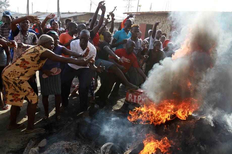 Manifestantes incendeiam pneus durante protesto contra as eleições presidenciais em Mombasa, no Quênia - 26/10/2017
