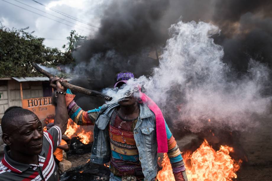 Manifestantes de oposição queimam pneus em protesto contra o candidato presidencial Raila Odinga, na favela de Kibera, em Nairóbi, no Quênia - 25/10/2017
