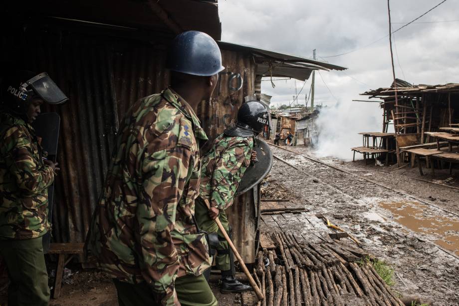 Policiais examinam lançam uma bomba de gás lacrimogênio contra manifestantes na favela de Kibera em Nairóbi - 26/10/2017