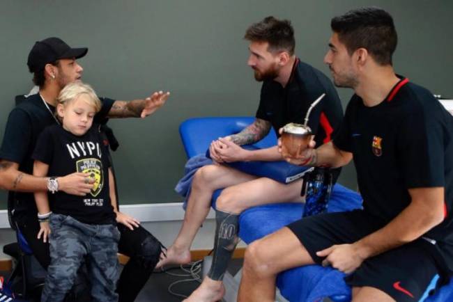 Neymar e o filho Davi Lucca visitam Suárez e Messi no CT do Barcelona
