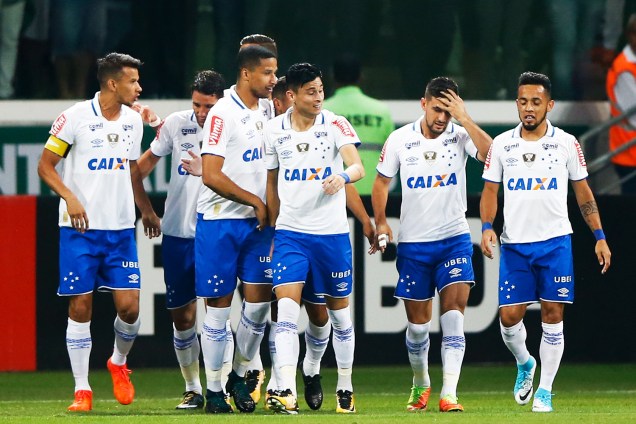 Jogadores do Cruzeiro comemoram gol contra marcado por Juninho durante a partida contra o Palmeiras, realizada no Allianz Parque em São Paulo (SP) - 30/10/2017