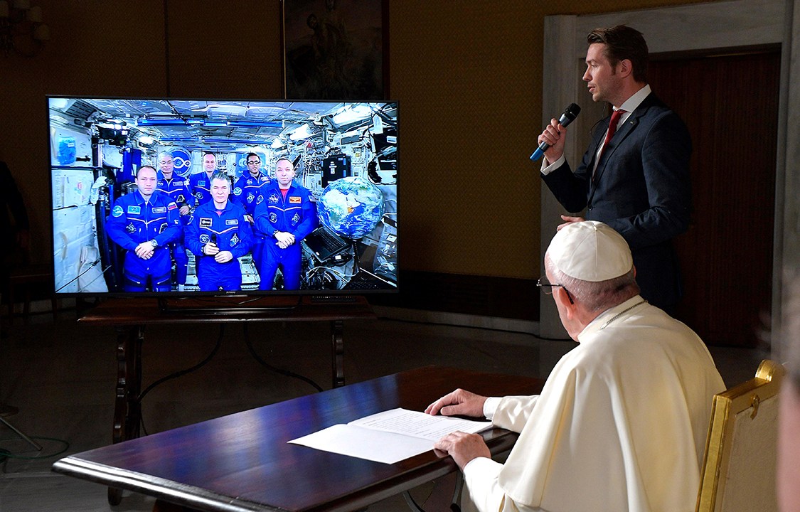 Papa Francisco participa de vídeo conferência com astronautas em missão na Estação Espacial Internacional (ISS)