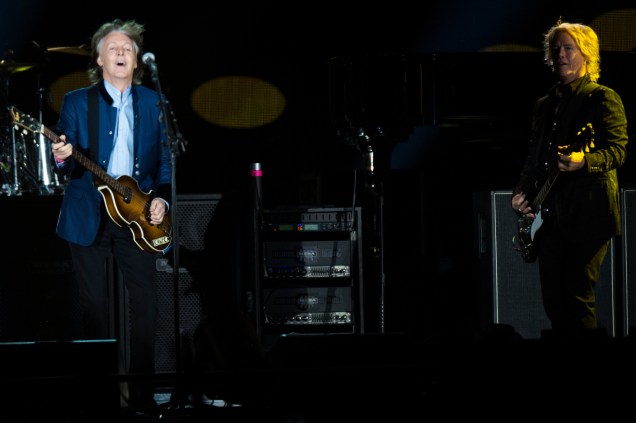 Paul McCartney e Brian Ray durante show da turnê One On One no Allianz Parque, em São Paulo - 15/10/2017
