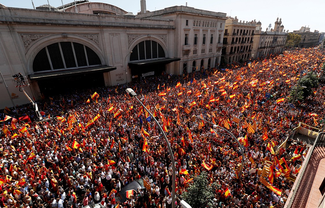 Manifestantes protestam contra a independência da Catalunha em Barcelona, na Espanha