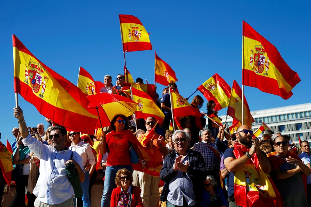 Manifestantes protestam contra a independência da Catalunha em Madri, na Espanha