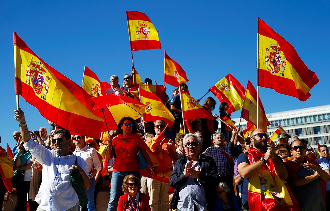 Manifestantes protestam contra a independência da Catalunha em Madri, na Espanha