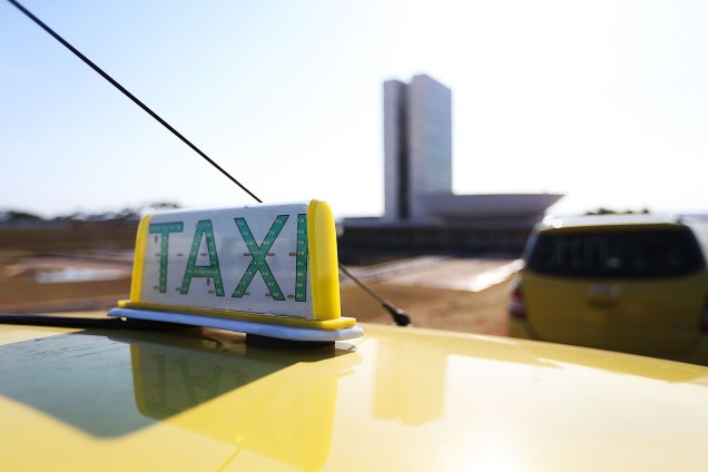 Protesto de taxistas em frente ao Congresso Nacional, em Brasília (DF). O ato acontece durante a votação no Senado do Projeto de Lei 28/2017, que regulamenta os serviços prestados por aplicativos como Uber, 99, Cabify e outros - 17/10/2017