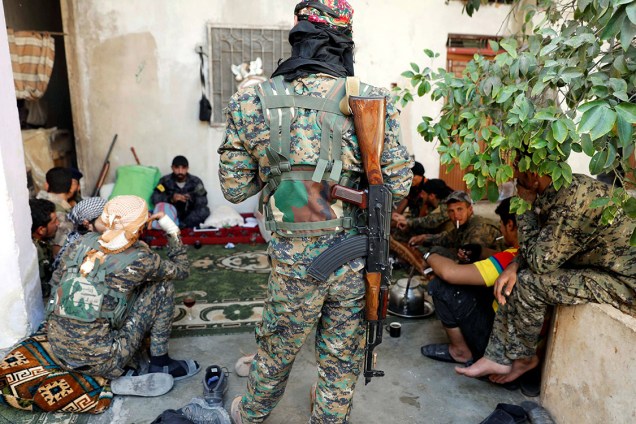 Soldados das Forças Democráticas Sírias se reúnem em base improvisada em uma casa na cidade de Raqqa, durante batalha contra militantes do Estado Islâmico - 01/10/2017