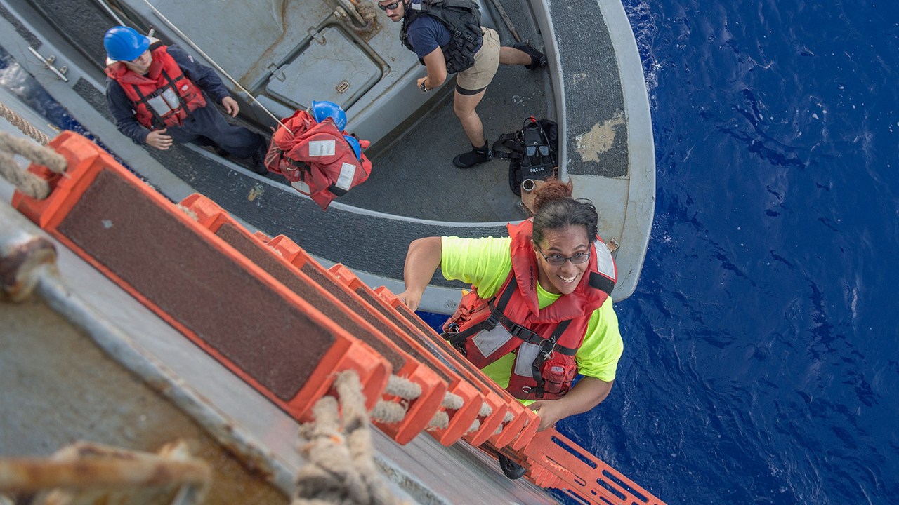 Duas mulheres e seus cachorros são resgatados no Oceano Pacífico