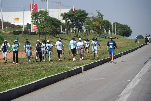 Romeiros caminham pela rodovia Dutra até a Basílica de Nossa Senhora Aparecida Romeiros caminham pela rodovia Dutra até a Basílica de Nossa Senhora Aparecida
