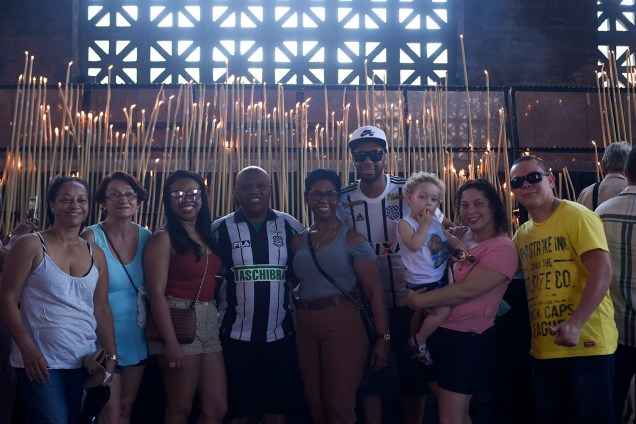 Família de Florianópolis posam para a foto após acenderem vela na Basílica de Nossa Senhora Aparecida
