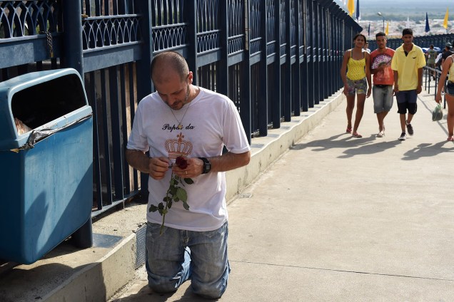 Fiel paga promessa de joelhos na passarela de 392 metros que liga a Basílica Velha até o Santuário Nacional