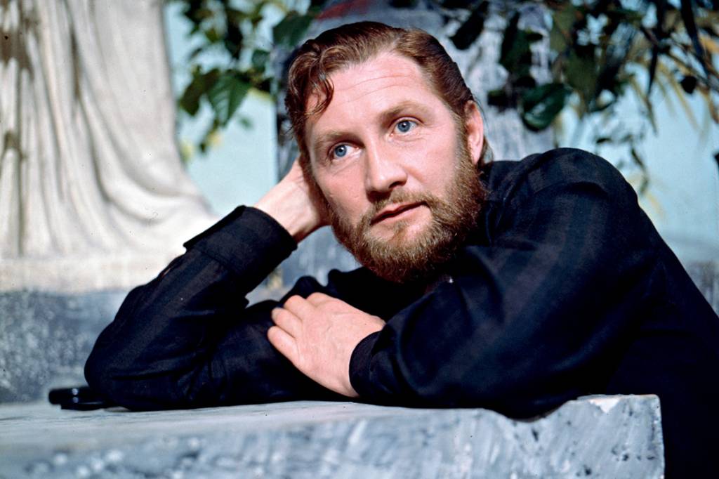 508207903 - British actor Roy Dotrice pictured in a scene from the television drama series 'Armchair Theatre - A Cold Peace' in 1965. Credito: Popperfoto/Getty Images