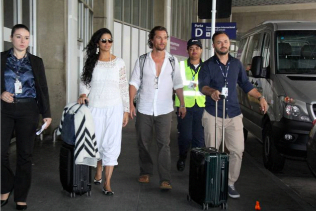 Ator Matthew McCounaghey e Camila Alves chegam ao Brasil para casamento de Michelle Alves e Guy Oseary