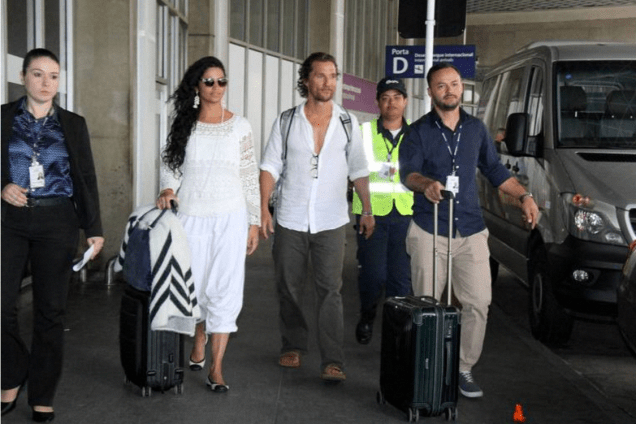 Ator Matthew McCounaghey e Camila Alves chegam ao Brasil para casamento de Michelle Alves e Guy Oseary Ator Matthew McCounaghey e Camila Alves chegam ao Brasil para casamento de Michelle Alves e Guy Oseary
