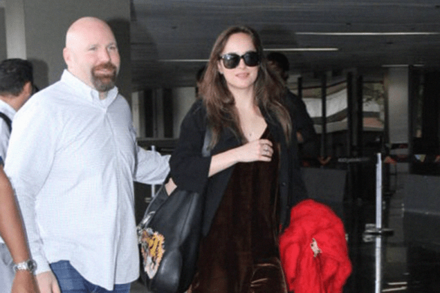 Dakota Johnson chega no Rio de Janeiro para casamento de Michelle Alves e Guy Oseary