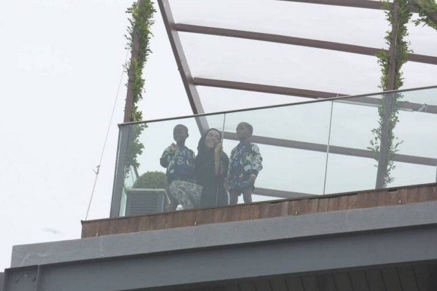 Filhas de Madonna aparecem em terraço do Hotel Fasano no Rio de Janeiro