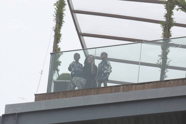 Filhas de Madonna aparecem em terraço do Hotel Fasano no Rio de Janeiro Filhas de Madonna aparecem em terraço do Hotel Fasano no Rio de Janeiro