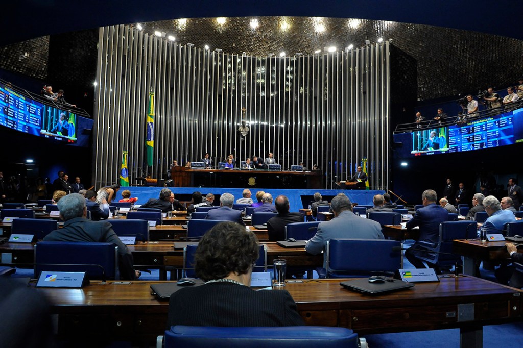 Como votaram os senadores no afastamento de Aécio Neves
