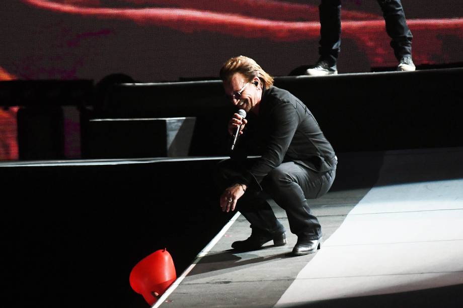 O vocalista da banda U2, Bono Vox, durante o show em comemoração aos 30 anos do lançamento do CD "The Joshua Tree", no Estádio do Morumbi, em São Paulo (SP) - 19/10/2017