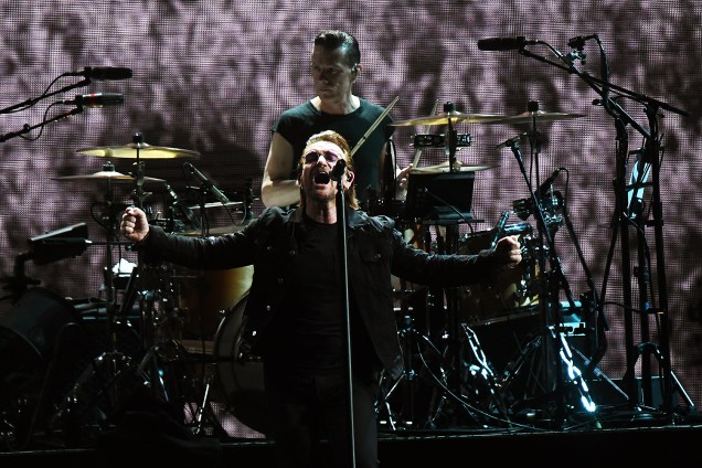 O vocalista da banda U2, Bono Vox, durante o show em comemoração aos 30 anos do lançamento do CD "The Joshua Tree", no Estádio do Morumbi, em São Paulo (SP) - 19/10/2017