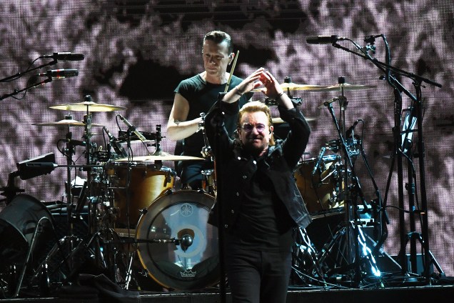 O vocalista da banda U2, Bono Vox, durante o show em comemoração aos 30 anos do lançamento do CD "The Joshua Tree", no Estádio do Morumbi, em São Paulo (SP) - 19/10/2017