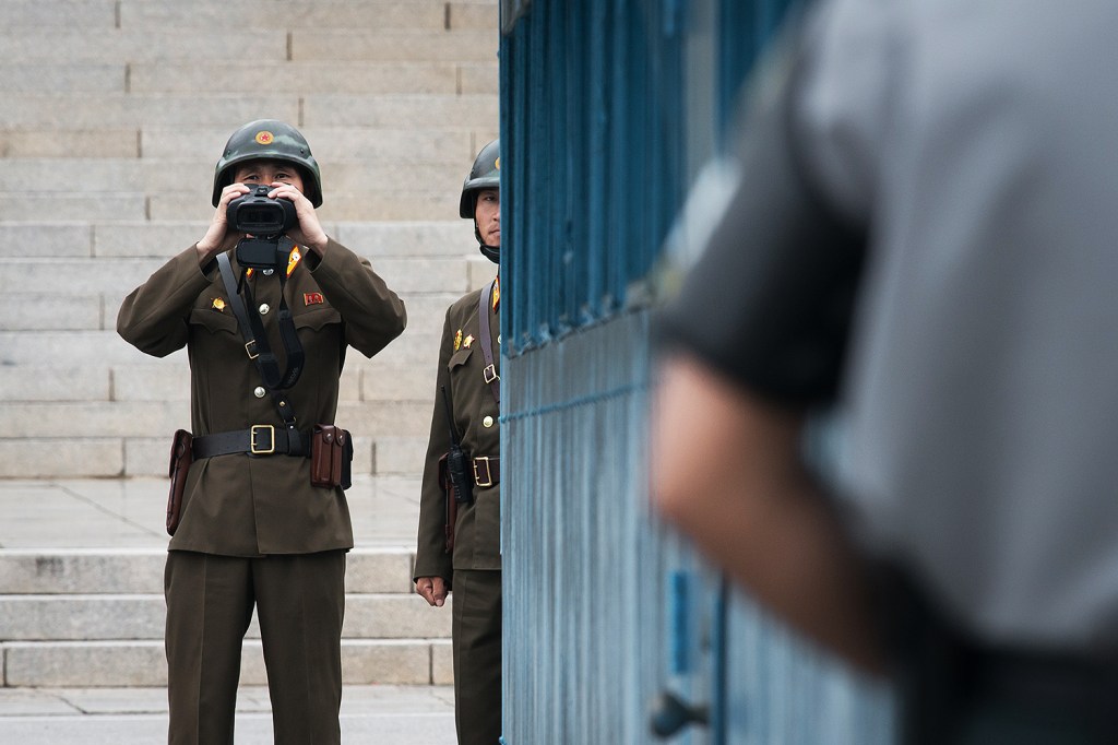 Soldado norte-coreano usa binóculos na fronteira com Coreia do Sul - 13/10/2017