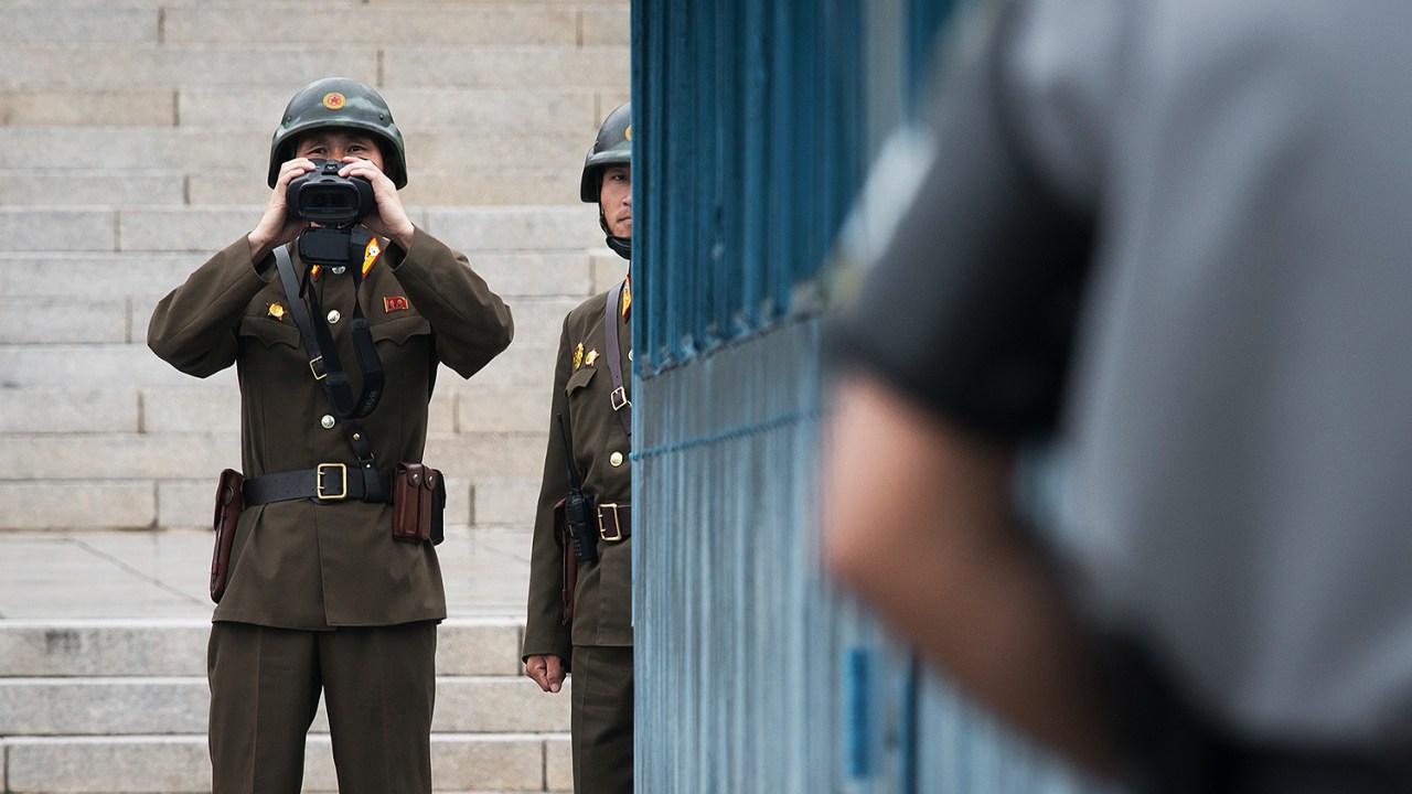 Soldado norte-coreano usa binóculos na fronteira com Coreia do Sul - 13/10/2017