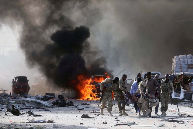 Forças de Segurança resgatam um ferido em ataque em Mogadíscio, Somália, neste sábado (14)