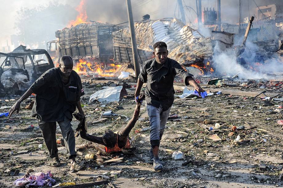 Um ataque de um caminhão-bomba matou 215 pessoas e deixou mais de 350 feridas no centro de Mogadiscio, na capital da Somália, segundo informações da polícia neste sábado