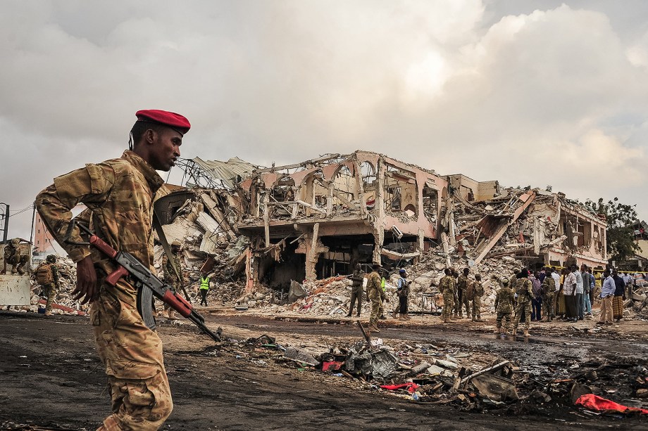 Um soldado patrulha área onde caminhão-bomba explodiu em Mogadício, na Somália - 15/10/2017