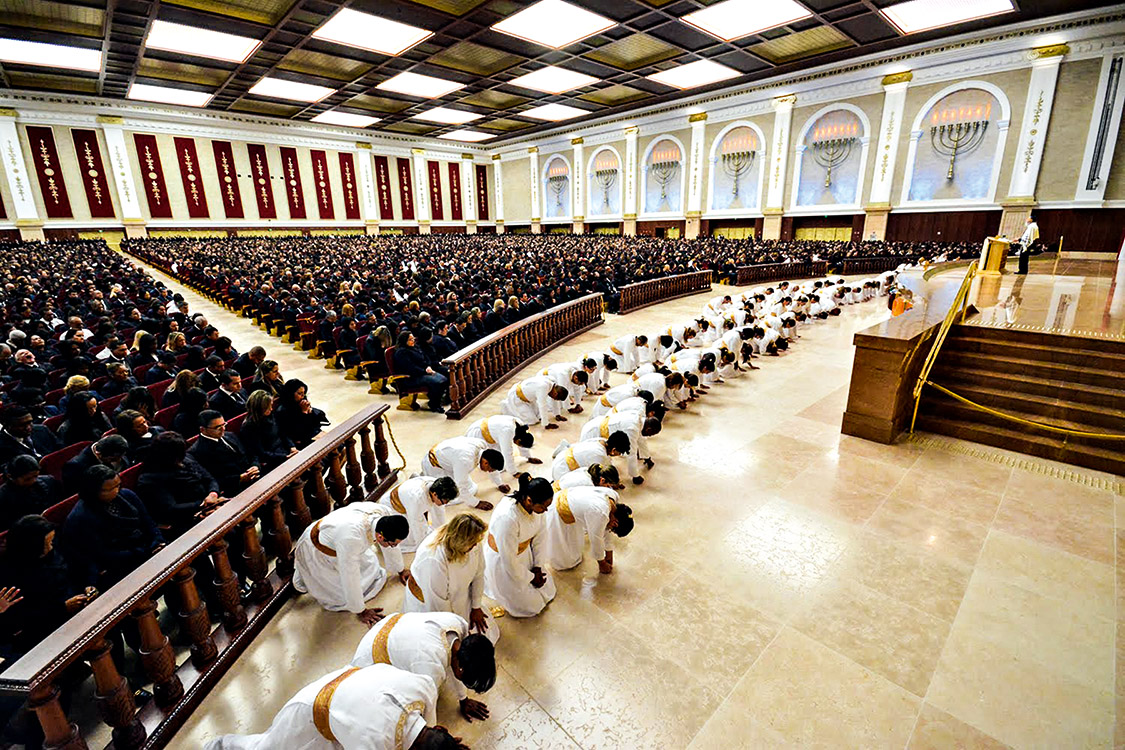 Igreja Universal faz oração ao vivo dentro de telejornal da Record ·  Notícias da TV