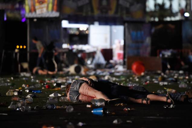 Corpos cobertos de sangue ficam no chão após um ataque a tiros durante um festival de música country em Las Vegas, no estado americano de Nevada - 02/10/2017