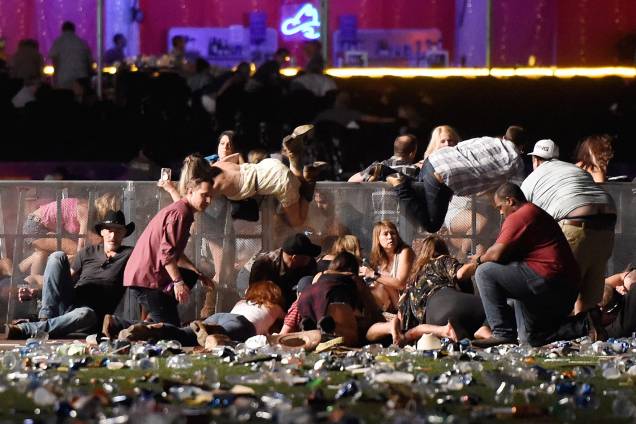 Público procura abrigo para se proteger dos tiros durante ataque em um show em Las Vegas nos Estados Unidos.<span> A tragédia é considerada o maior ataque a tiros da história do país. Segundo a polícia, o atirador fez os disparos da janela do 32º andar do hotel Mandalay Bay, em frente ao espaço onde ocorria o show do festival de música country Route 91 Harvest. 60 pessoas morreram e 500 ficaram feridas </span>- 02/10/2017 Público procura abrigo para se proteger dos tiros durante ataque em um show em Las Vegas nos Estados Unidos.<span> A tragédia é considerada o maior ataque a tiros da história do país. Segundo a polícia, o atirador fez os disparos da janela do 32º andar do hotel Mandalay Bay, em frente ao espaço onde ocorria o show do festival de música country Route 91 Harvest. 60 pessoas morreram e 500 ficaram feridas </span>- 02/10/2017