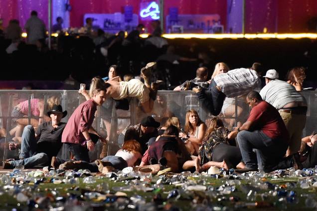 Público procura abrigo para se proteger dos tiros durante um ataque em um show em Las Vegas nos Estados Unidos - 02/10/2017