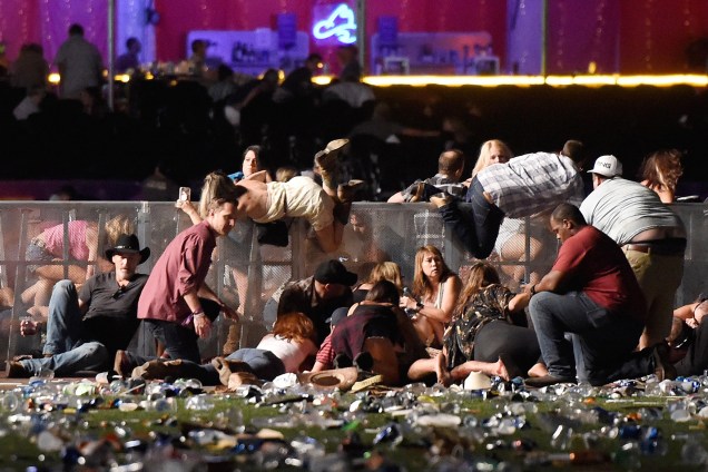 Público procura abrigo para se proteger dos tiros durante ataque em um show em Las Vegas nos Estados Unidos.<span> A tragédia é considerada o maior ataque a tiros da história do país. Segundo a polícia, o atirador fez os disparos da janela do 32º andar do hotel Mandalay Bay, em frente ao espaço onde ocorria o show do festival de música country Route 91 Harvest. 60 pessoas morreram e 500 ficaram feridas </span>- 02/10/2017