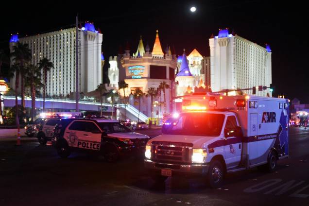 Ambulância sai do cruzamento da Las Vegas Boulevard e Tropicana Avenue após um atirador abrir fogo contra o público que assistia um festival de música country em Las Vegas - 02/10/2017