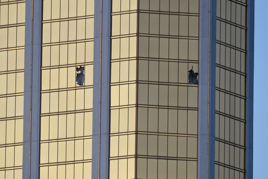 Janelas quebradas são vistas no 32º andar do Mandalay Bay Resort and Casino depois que um homem armado abriu fogo contra o público que assistia um festival de música country em Las Vegas, no estado americano de Nevada - 02/10/2017