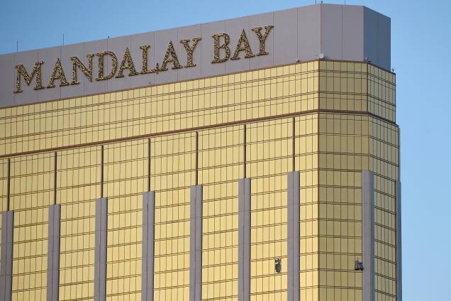 Janelas quebradas são vistas no 32º andar do Mandalay Bay Resort and Casino depois que um homem armado abriu fogo contra o público que assistia um festival de música country em Las Vegas, no estado americano de Nevada - 02/10/2017