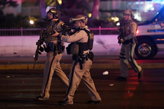 Oficiais de polícia apontam suas armas para um carro na Avenida Tropicana em Las Vegas Boulevard depois de um atirador abrir fogo contra as pessoas durante um festival de música country deixando dezenas de mortos - 02/10/2017