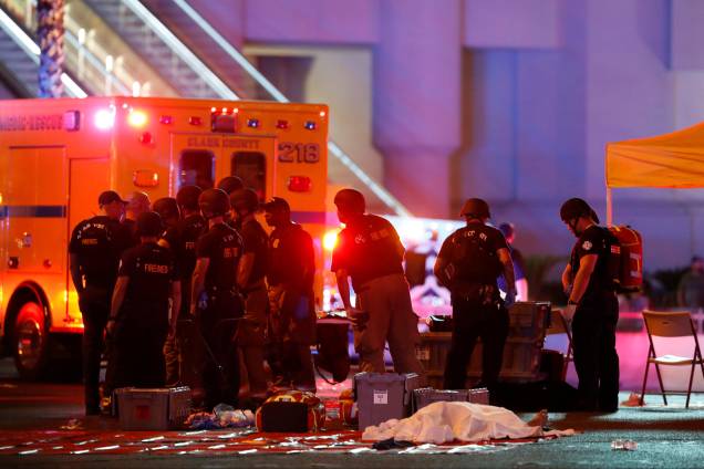 Corpo é coberto no cruzamento da Avenida Tropicana com a Las Vegas Boulevard South depois de um tiroteio durante um festival de música em Las Vegas, nos Estados Unidos - 02/10/02017